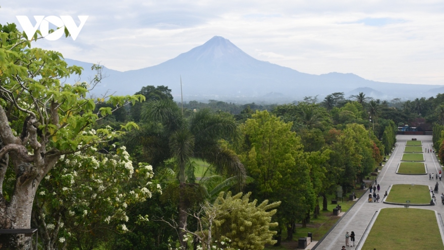 Indonesia cảnh báo các nhà leo núi khi nhiều núi lửa “thức giấc”